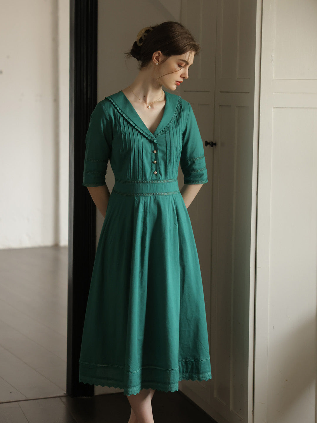 Fiona – Midi-Kleid aus 100% Baumwolle mit V-Ausschnitt