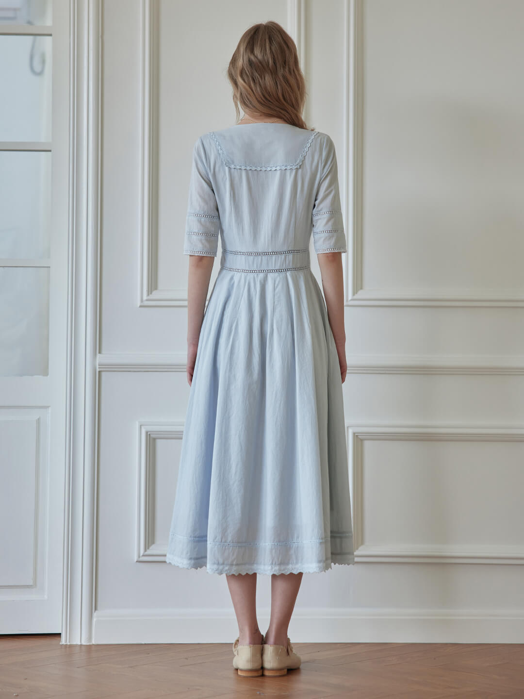 Fiona – Midi-Kleid aus 100% Baumwolle mit V-Ausschnitt