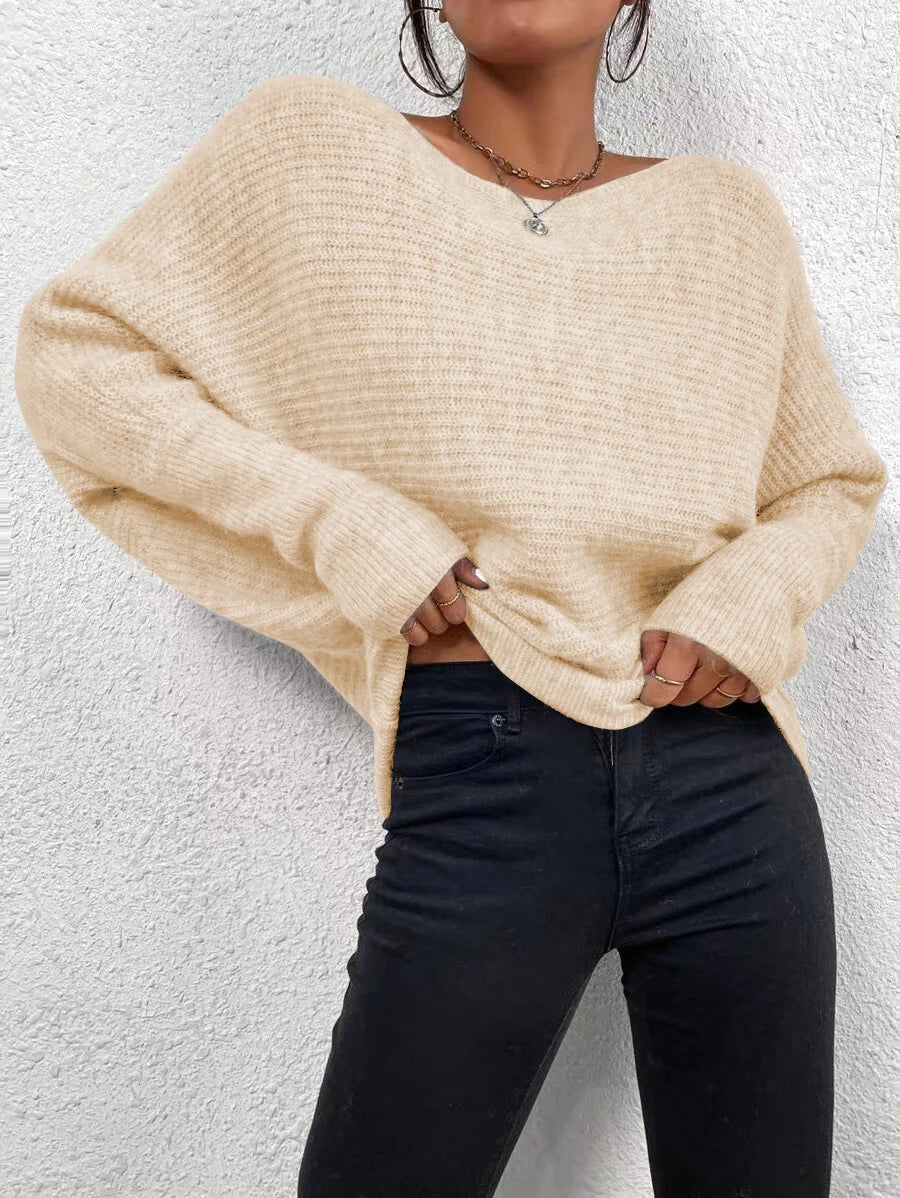 Frau, die einen Beige Wollpullover traegt