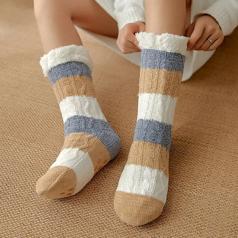 Chaussettes d'intérieur en peluche antidérapantes pour femmes