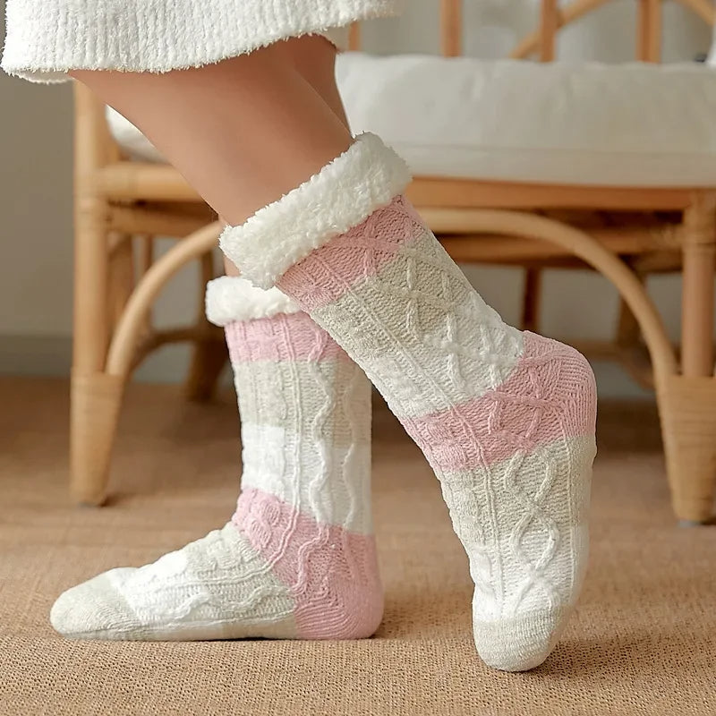 Chaussettes d'intérieur en peluche antidérapantes pour femmes